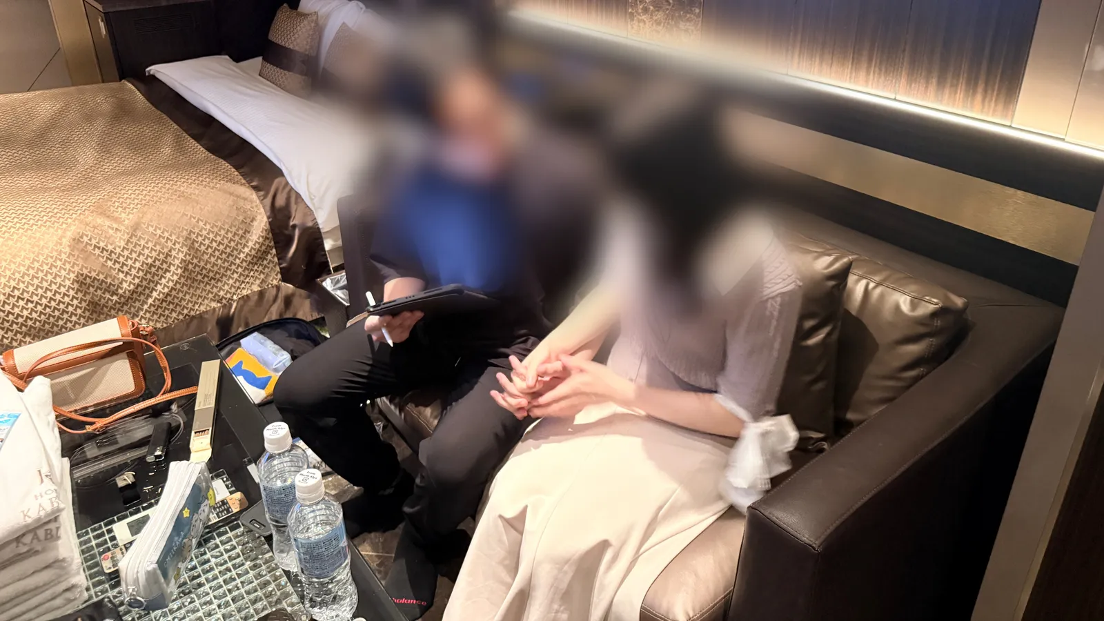 新人セラピストの初期講習(カウンセリング)の様子。代表が直接指導している|女性用風俗 東京裏彼氏