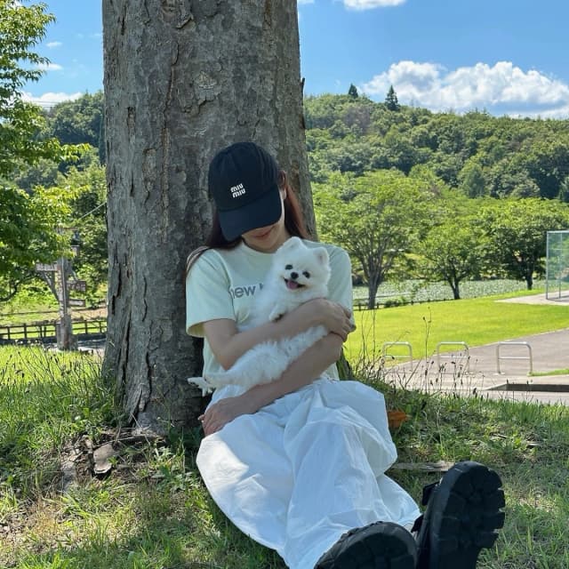 アヤさん(仮名・30代後半・エステサロンオーナー)— 愛犬の小麦ちゃんと共に。ウラカレコラム 女性用風俗(女風)体験談レポ 体験者プロフィール