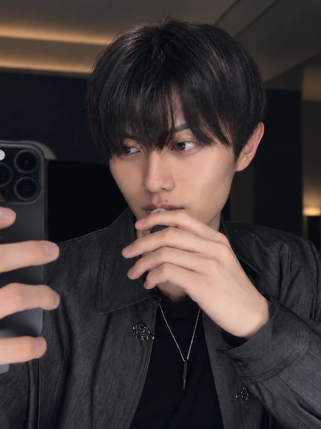 鏡越しに黒いジャケット姿で自撮りする、東京裏彼氏のセラピスト れん