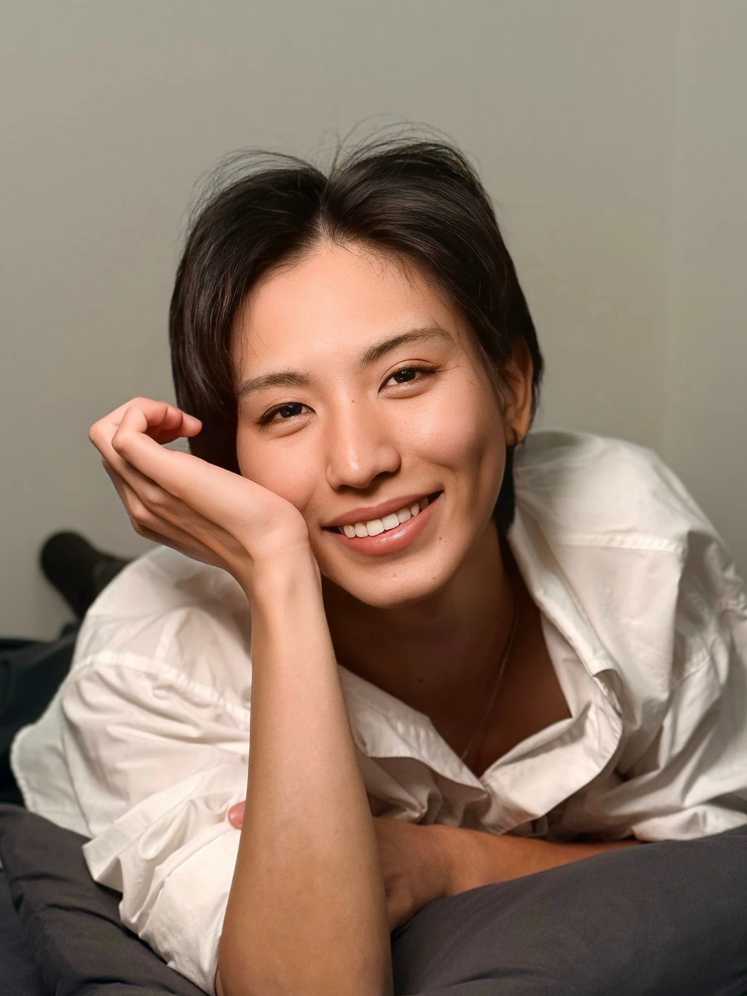 白いシャツで頬杖をつき、くしゃっと笑う、東京裏彼氏のセラピスト みお
