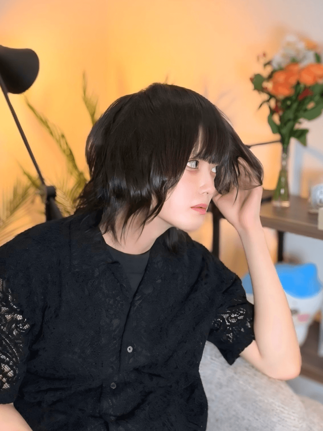 黒いレースのシャツで髪をかき分ける横顔の、女風店 東京裏彼氏のセラピスト ななせ(七瀬)