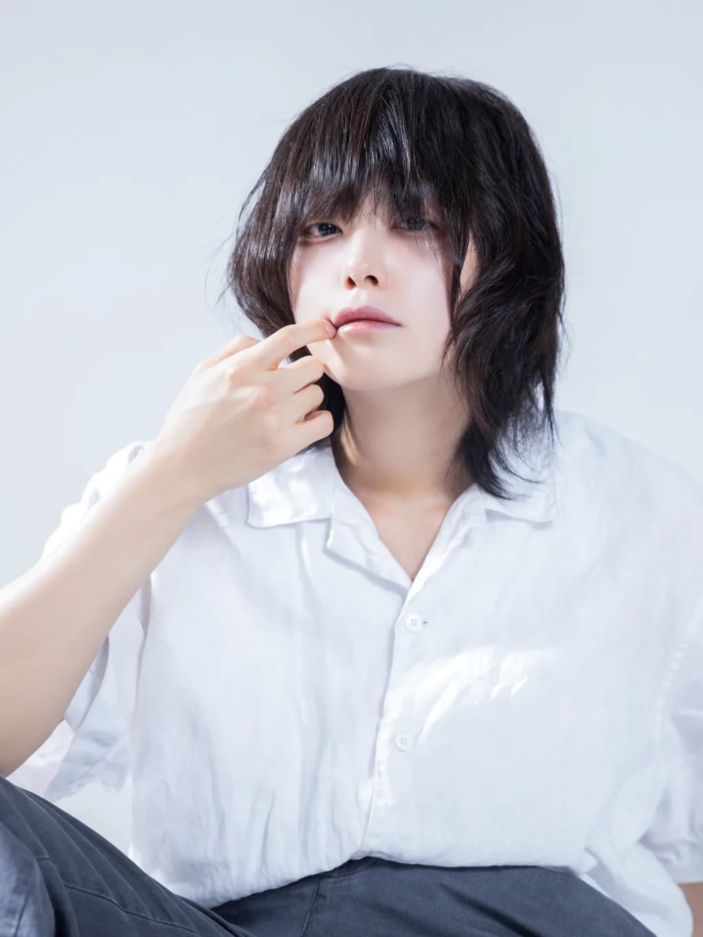 白いシャツで指を唇に添えて見つめる、東京裏彼氏のセラピスト ななせ(七瀬)