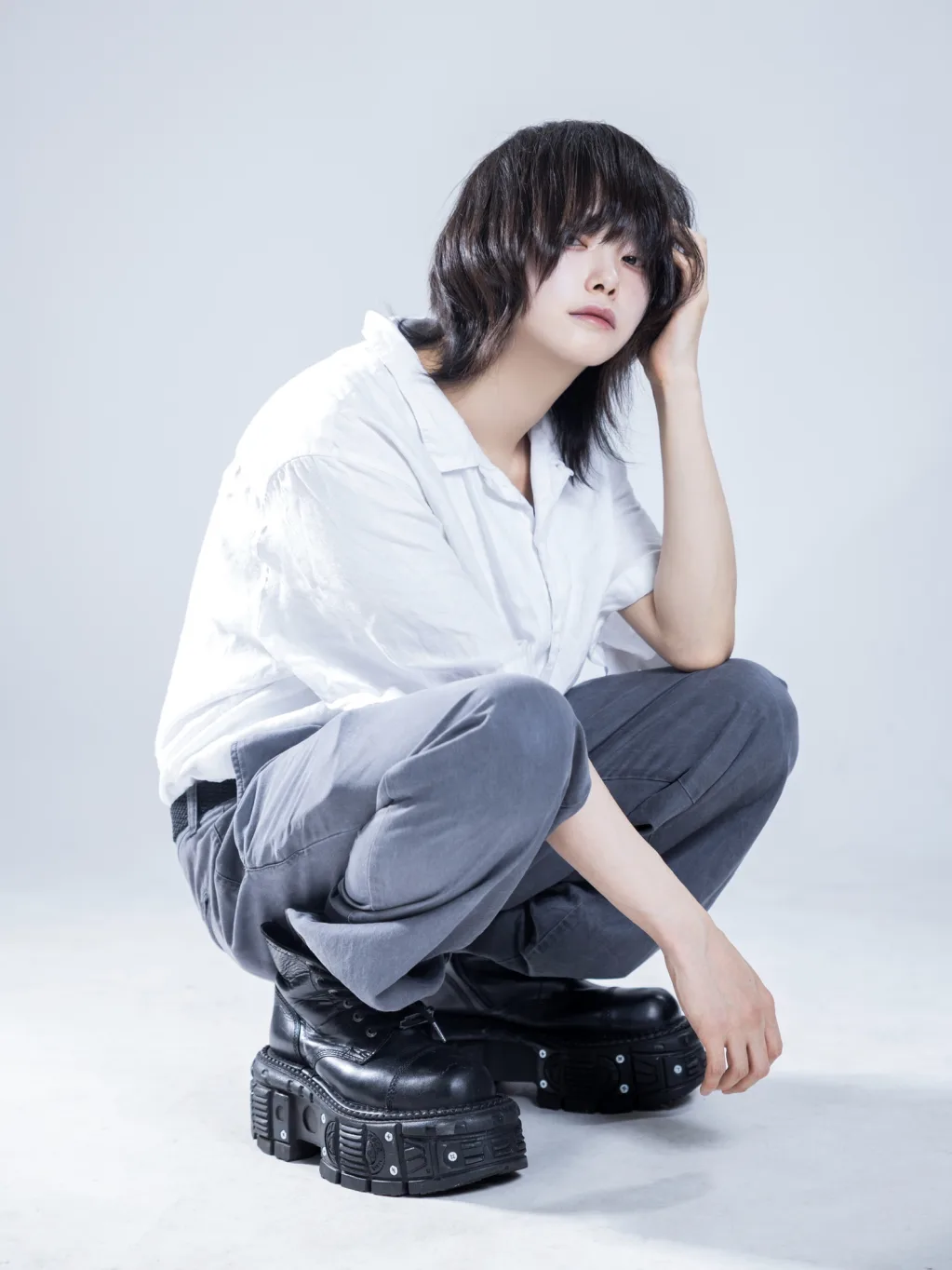 白いシャツにグレーのパンツでしゃがむ全身、東京裏彼氏のセラピスト ななせ(七瀬)