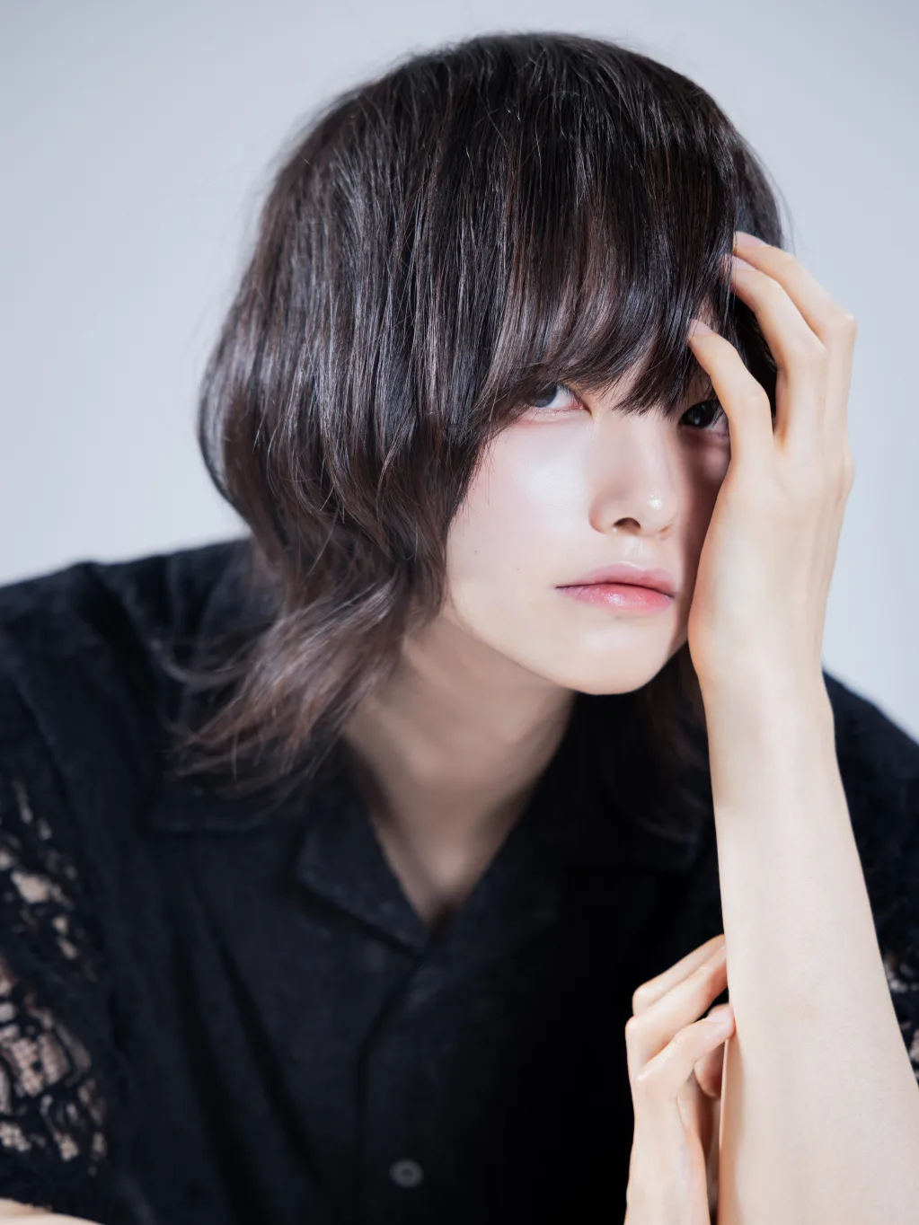 黒いレースのシャツで額に手を添えて見つめる、女風店 東京裏彼氏のセラピスト ななせ(七瀬)